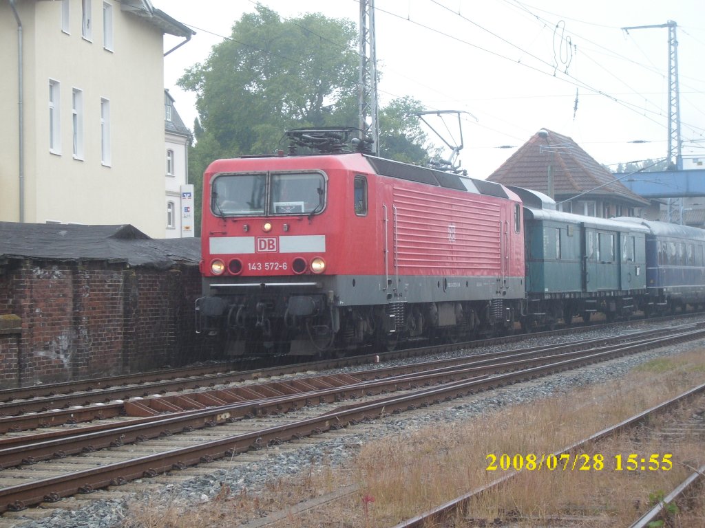 143 572 mit einem Sonderzug am 28.Juli 2008 in Bergen/Rgen.