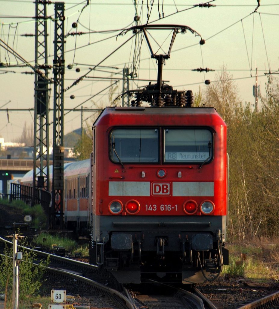 143 616-1 schob die RB nach Neumnster aus dem Bahnhof Hamburg-Altona am 15.4.