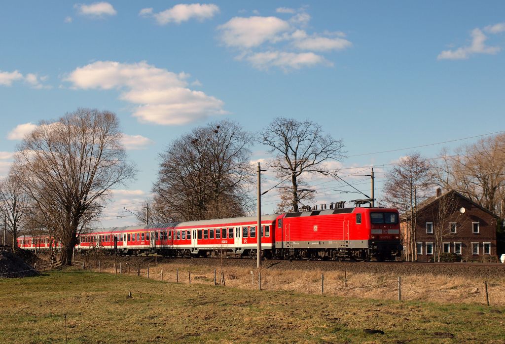 143 872-0 donnerte mit der Regionalbahn nach Hamburg-Altona durch Bullendorf bei Elmshorn.