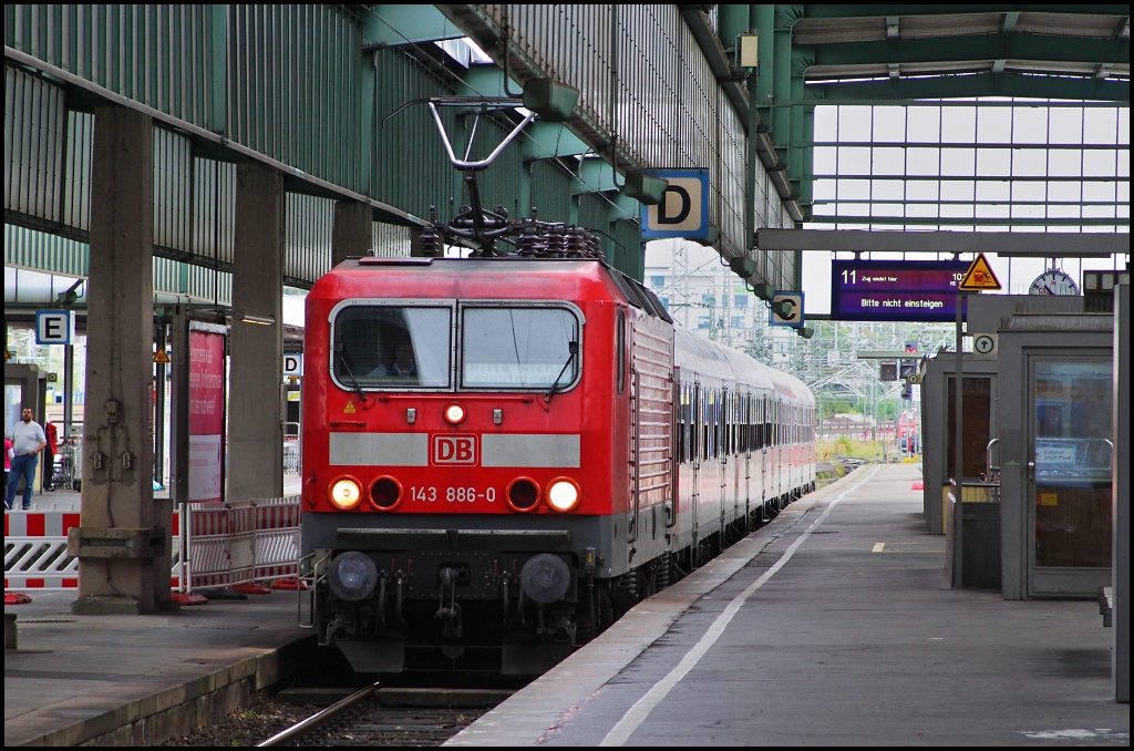 143 886 fhrt mit einem RE in den Stuttgarter Hbf ein. (15.08.11)