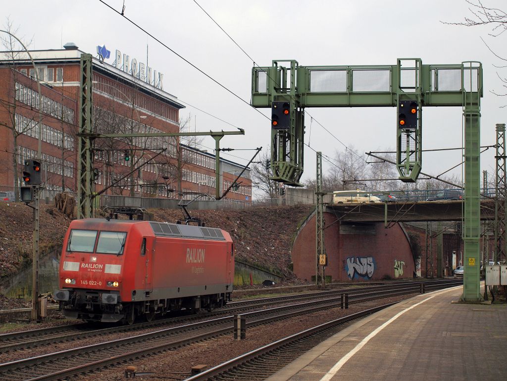 145 022-0 fuhr unter der Signalbrcke  LZ  durch den Harburger Bahnhof am 15.1