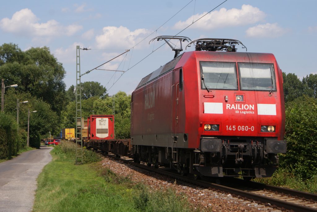 145 060-0 mit einem Containerzug in Karlsruhe-Rintheim am 10.08.2010
