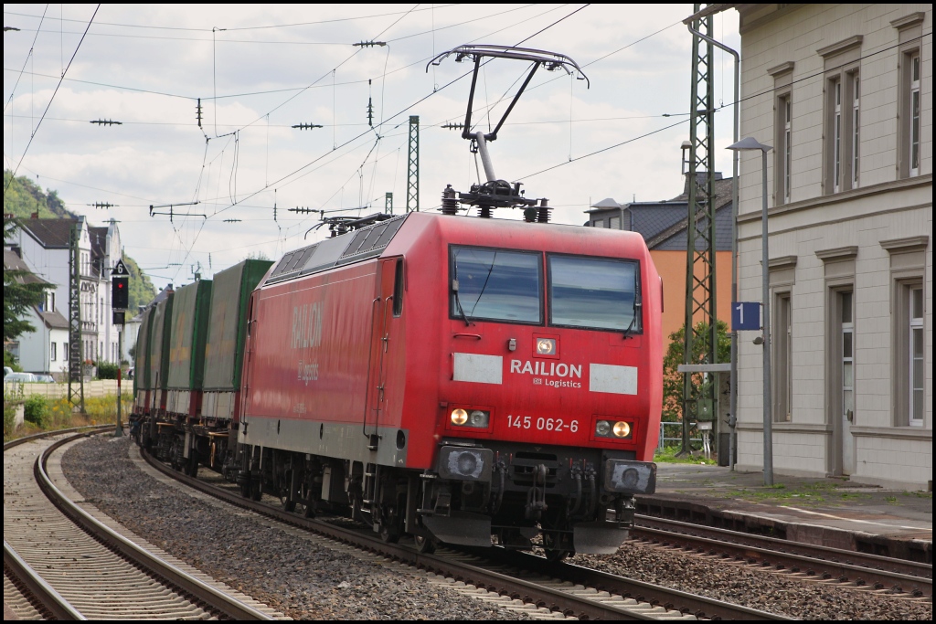 145 062 durchfuhr mit einem KLV den Bahnhof von Kamp-Bornhofen in Richtung Norden. (30.08.11)