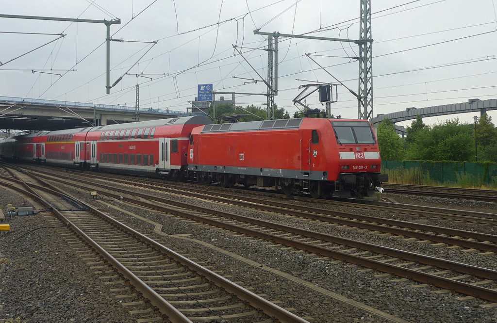 146 001-3 drckt gerade den RE6 nach Dsseldorf Hbf aus dem Bahnhof Dsseldorf Flughafen heraus. (05.07.2010)