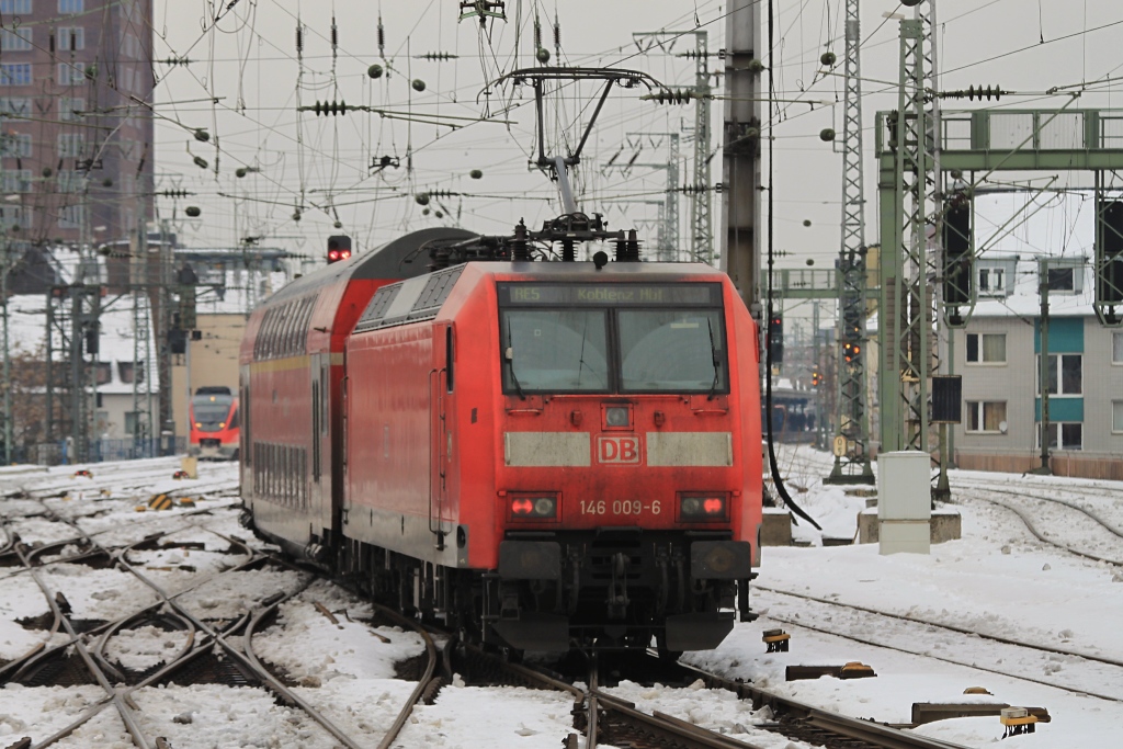 146 009 mit RE 5 nach Koblenz ist hier am 28.12.10 gerade aus dem Klner Hauptbahnhof ausgefahren