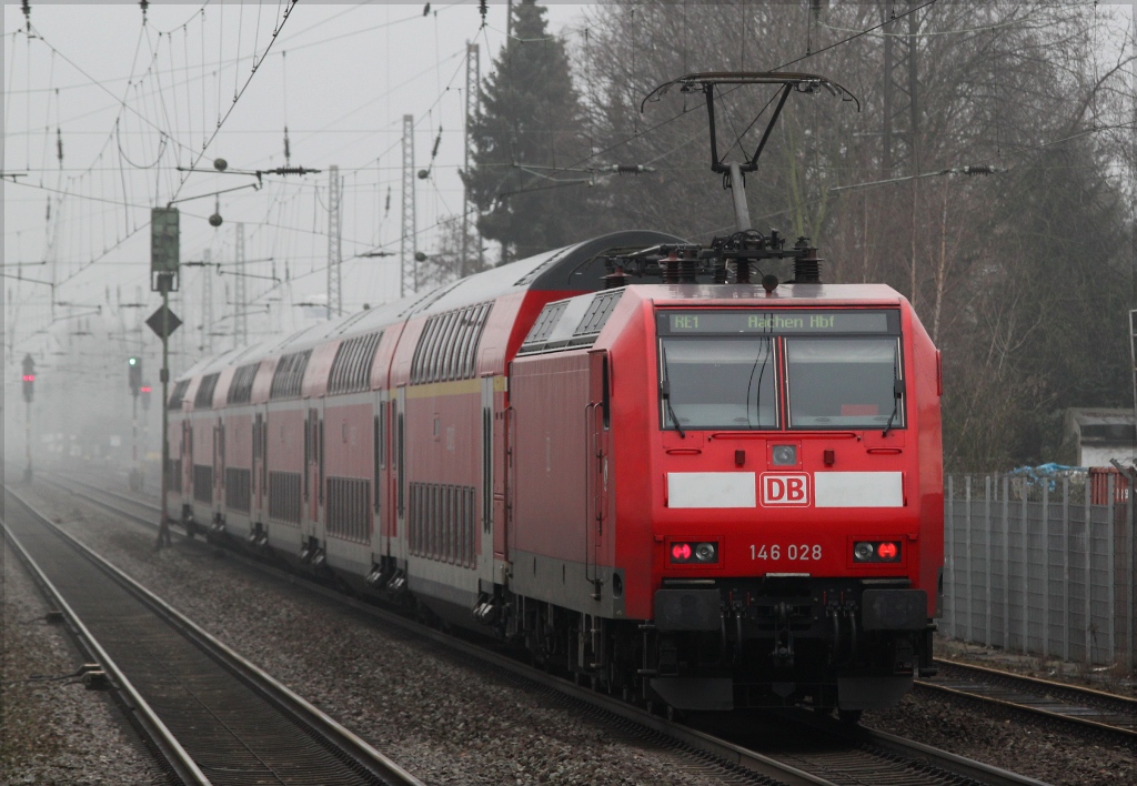 146 028 mit dem RE 1 nach Aachen am 16.02.13 in Kamen