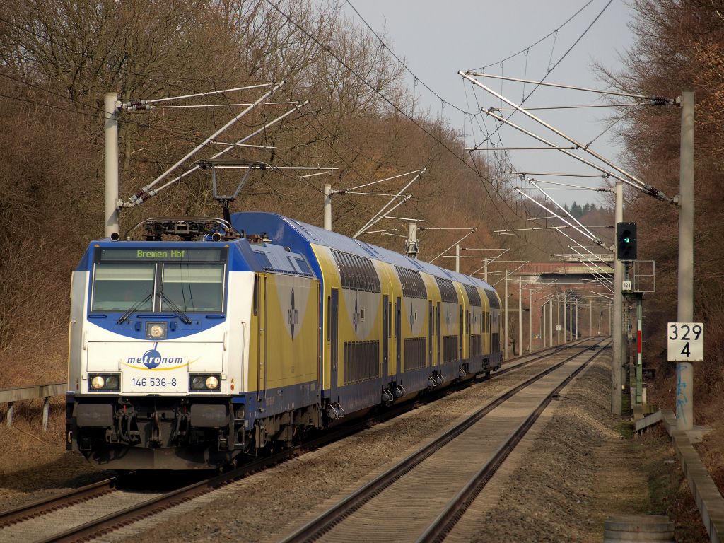 146 536-8 bremste den Metronom Regional zum nchsten Halt Klecken ab.