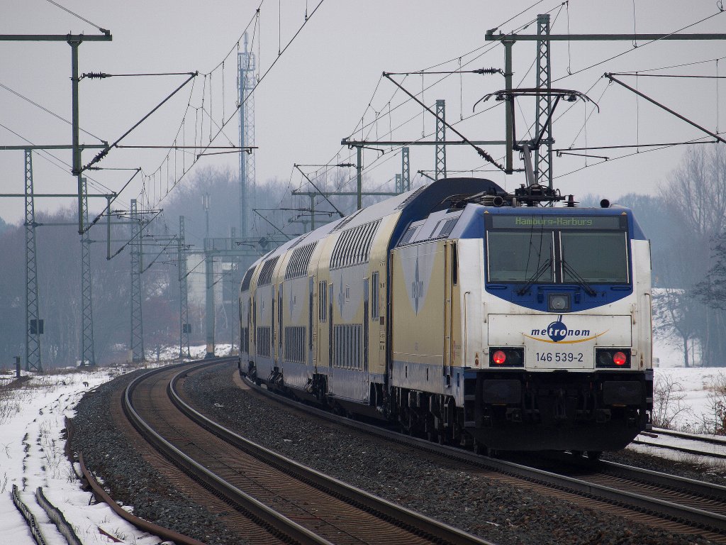 146 539-2 schob den Metronom Regional aus dem Bahnhof Ashausen am 6.2 und fhrt dem nchsten Halt Stelle entgegen.