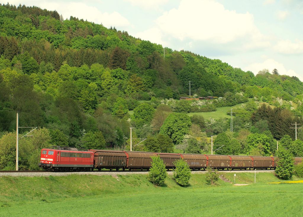 151 001-5 bretterte mit einem Transwaggon Zug durch Murrhardt am 29.4.11