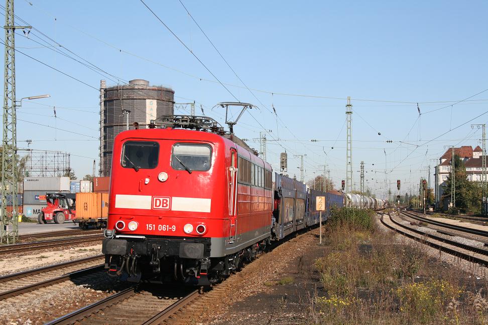 151 061 mit Gterzug ri.Augsburg-Mnchen in Augsburg-Oberhausen(15.10.2011)
