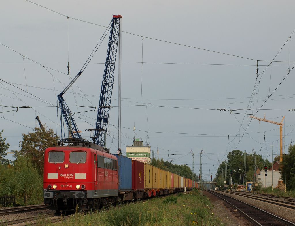 151 071-8 fuhr mit einem langen Containerzug durch Tostedt am 25.9.