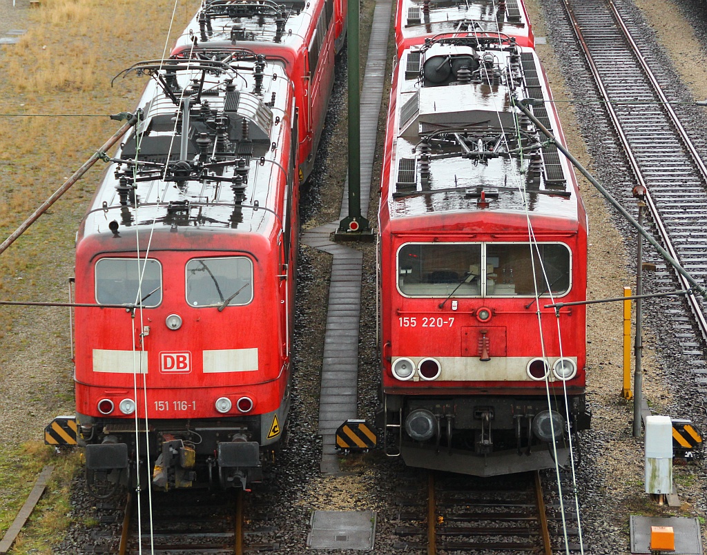 151 116-1 und 155 220-7 standen abgestellt in Maschen als jeweils erste Lok eines langen Lokzuges. 07.01.12