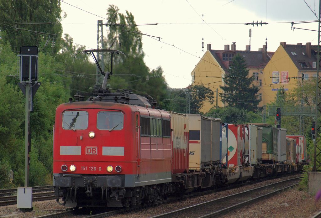 151 126-0 zog einen KLV-Zug ber den Mnchener Heimeranplatz am 3.8.