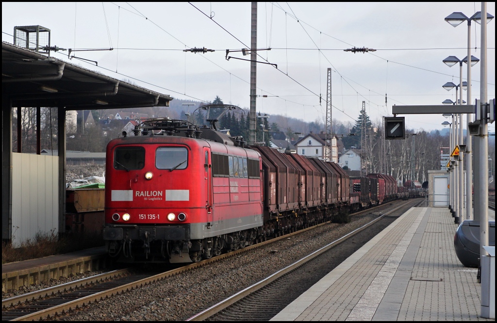 151 135 mit einem Gterzug in Richtung Hagen am 02.03.12 in Kreuztal. Nachgeschoben wurde von...