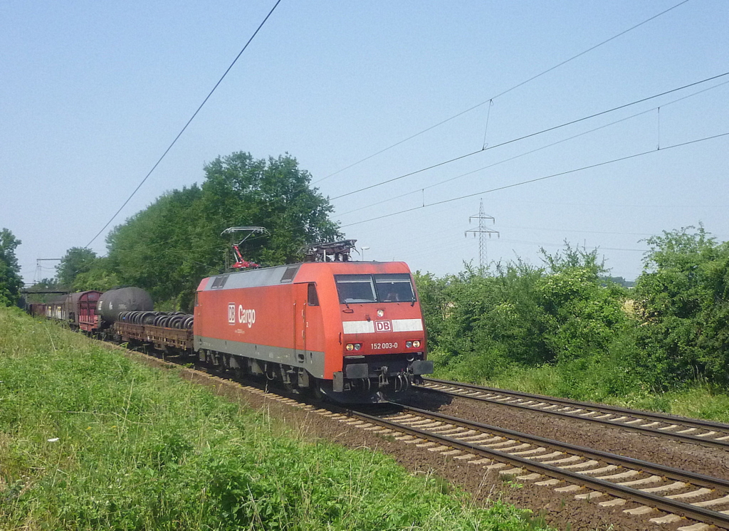 152 030-0 mit Gterzug in Ahlten am 10.07.2010