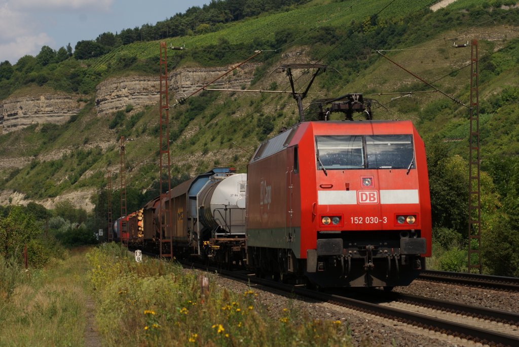 152 030-3 bei der Durchfahrt durch Thngersheim mit einem Gterzug am 31.07.2010