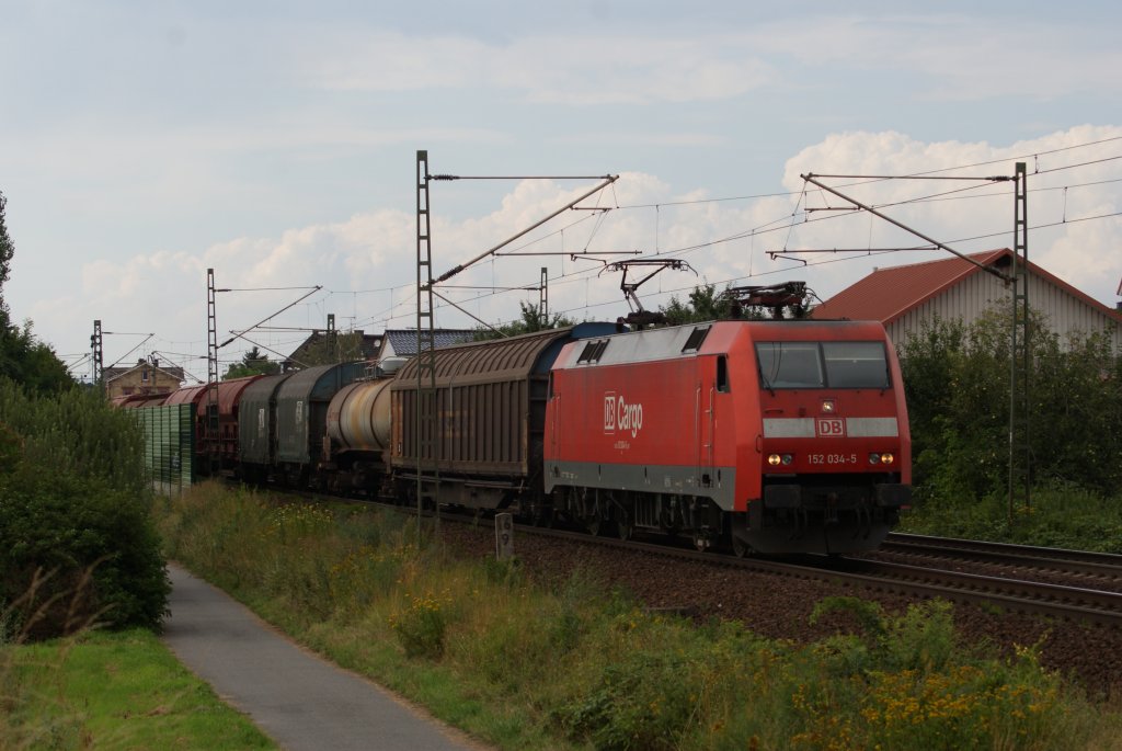 152 034-5 mit einem gemischten Gterzug in Nauheim (bei Gro Gerau) am 03.08.2010