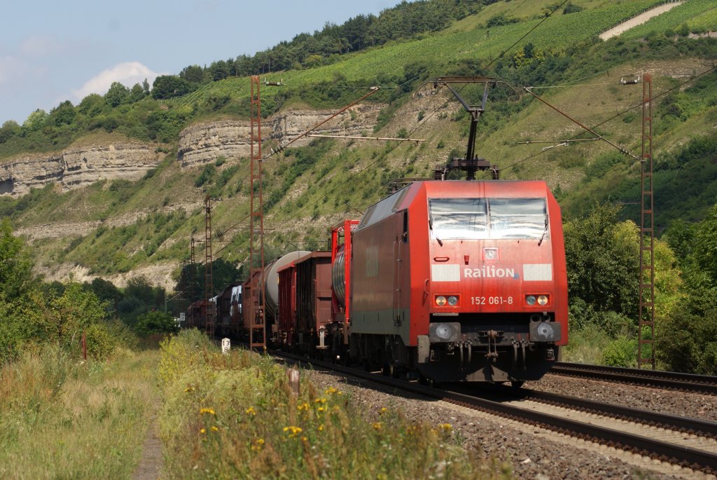 152 061-8 mit einem Gterzug in Thngersheim am 31.07.2010