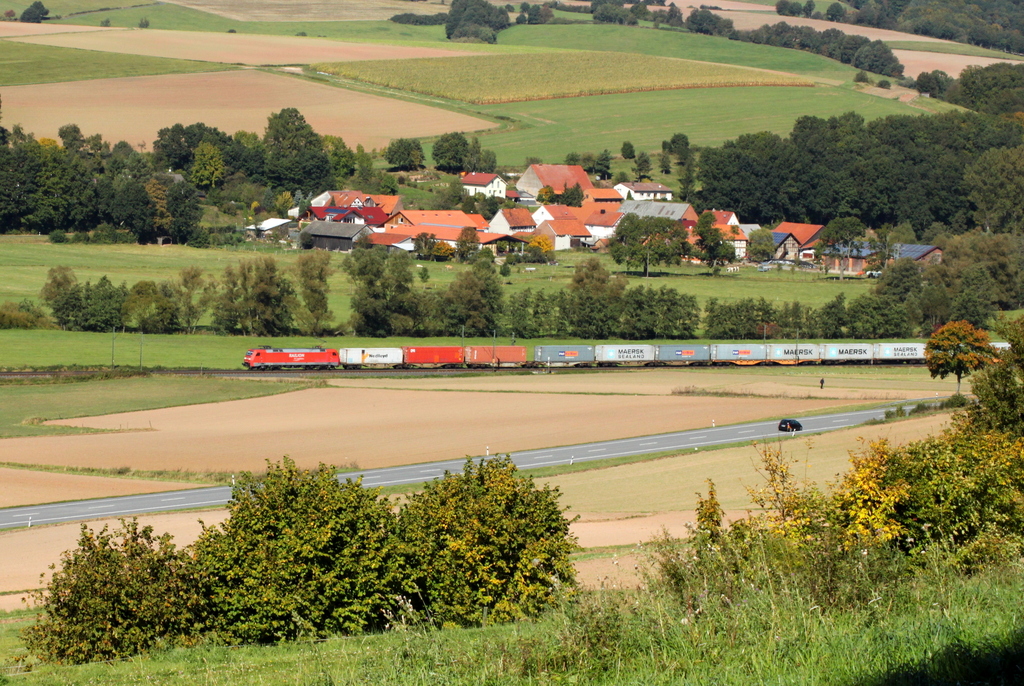 152 085 mit Containerzug am 30.09.12 in Haunetal Neukirchen