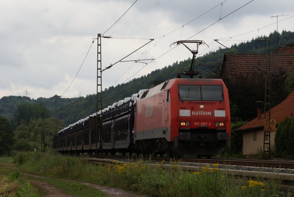 152 097-2 mit einem Autozug in Ludwigsau-Friedlos am 06.08.2010