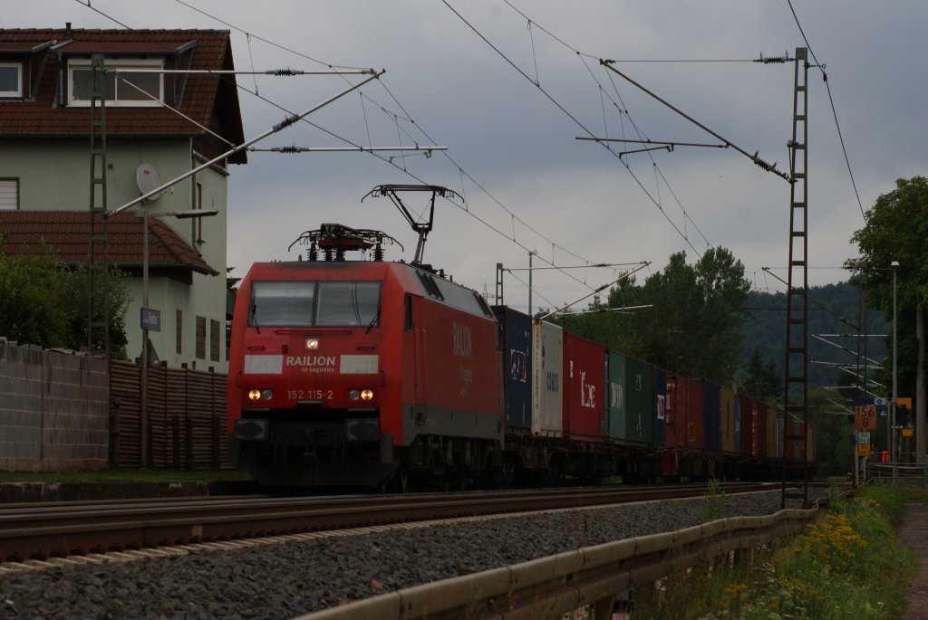 152 115-2 mit einem Containerzug in Ludwigsau-Friedlos am 06.08.2010