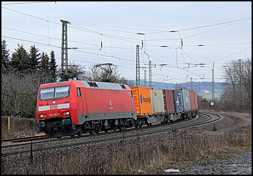 152 142 mit Containerzug am 17.02.13 in Gtzenhof