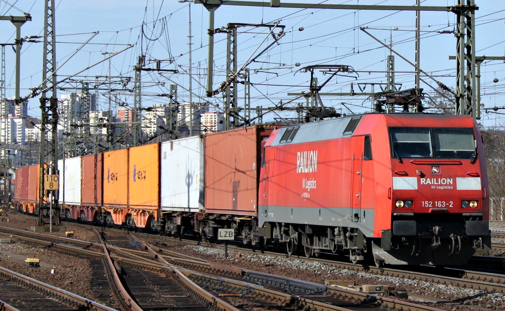 152 163 mit Containerzug am 26.03.12 in Fulda
