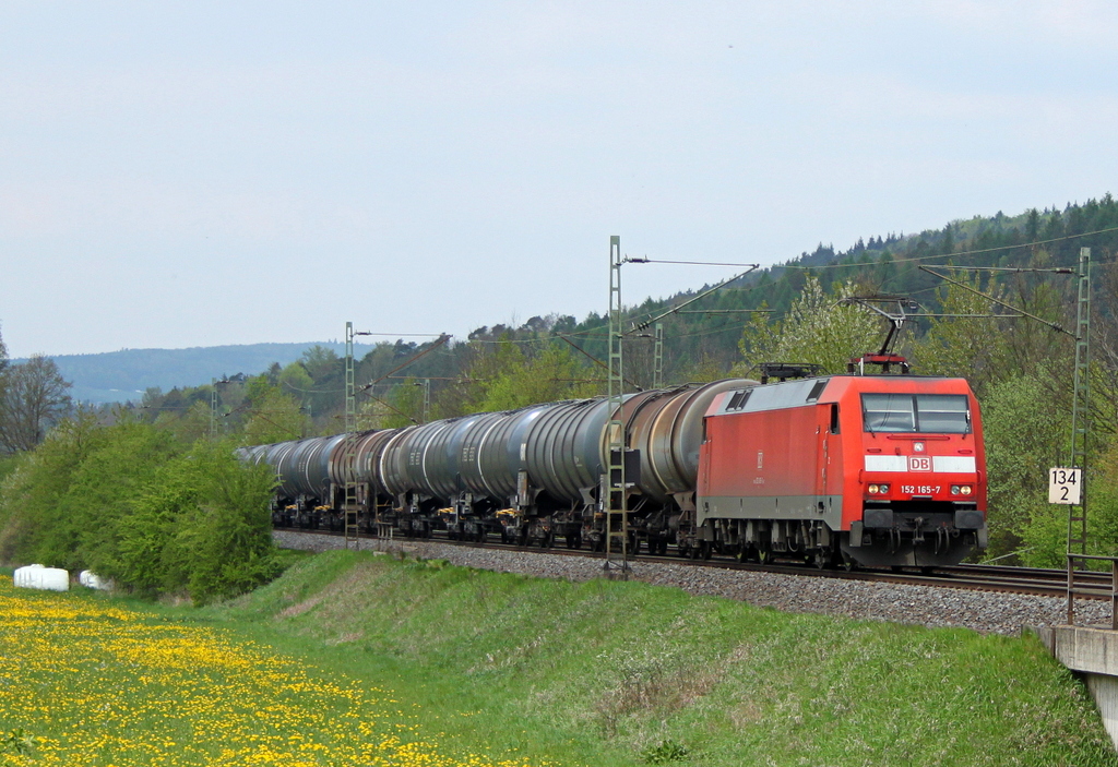 152 165 mit Kesselwagenzug am 01.05.12 in Haunetal Rothenkirchen