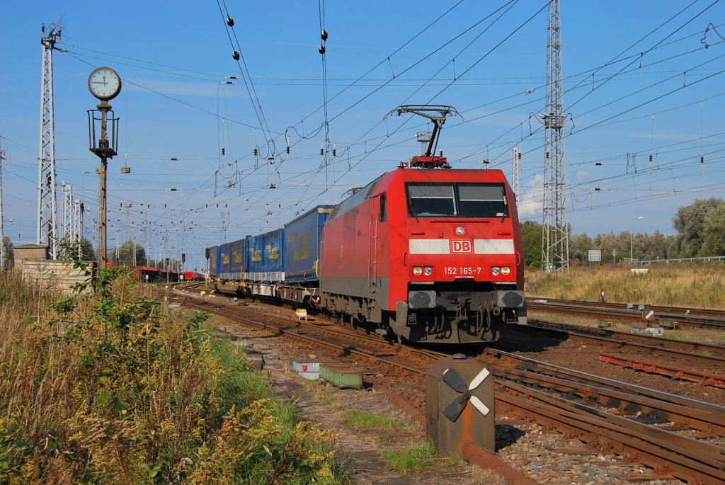 152 165 verlsst mit dem TEC 42153 nach Verona am 19.10.2010 Rostock-Seehafen.
