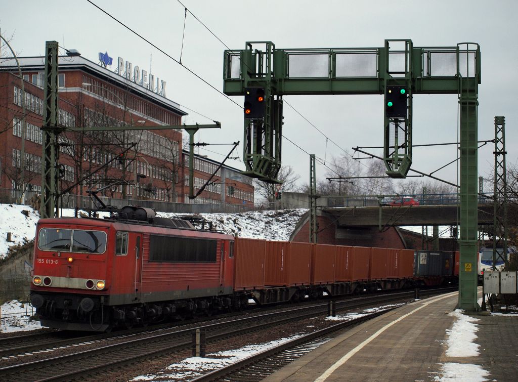 155 013-6 kam mit einem Containerzug aus dem Hafen durch den Bahnhof Hamburg-Harburg gerollt.