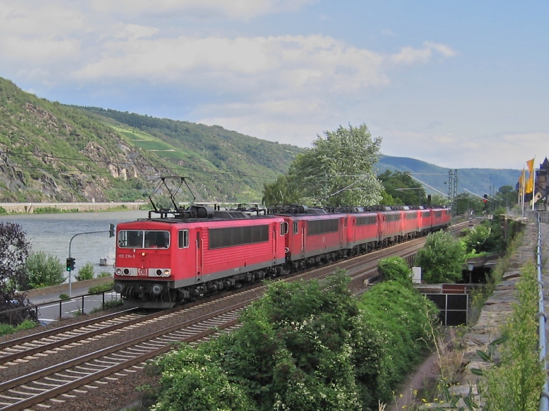 155 216 mit einem Lokzug am 24.07.07 in Oberwesel. Fotografiert von der Stadtmauer aus.