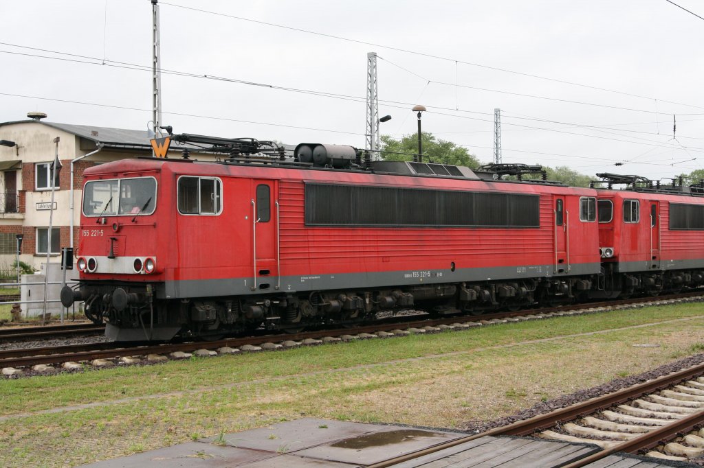 155 221-5 war am 02.07.11 auch im Bahnhof Wismar abgestellt.