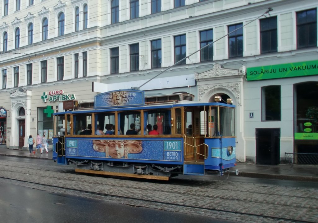 15.7.2012 Riga, Lettland. Historische Straenbahn in der Altstadt nahe Hauptbahnhof.
Kategorie Lettland existiert noch nicht - daher hier eingeordnet.