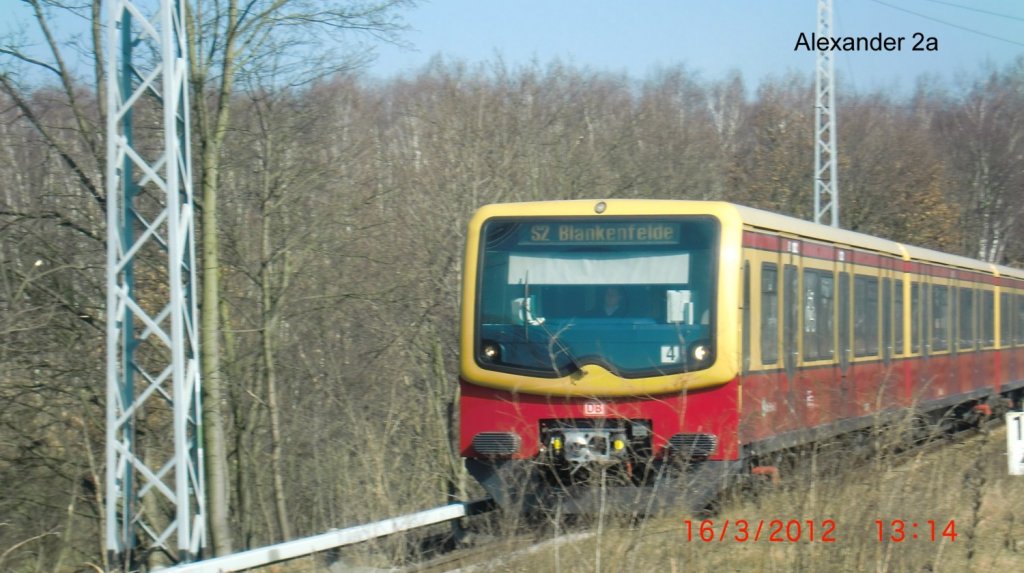 16.3.2012 Zepernick. Eine S-Bahn aus Bernau fhrt ein.