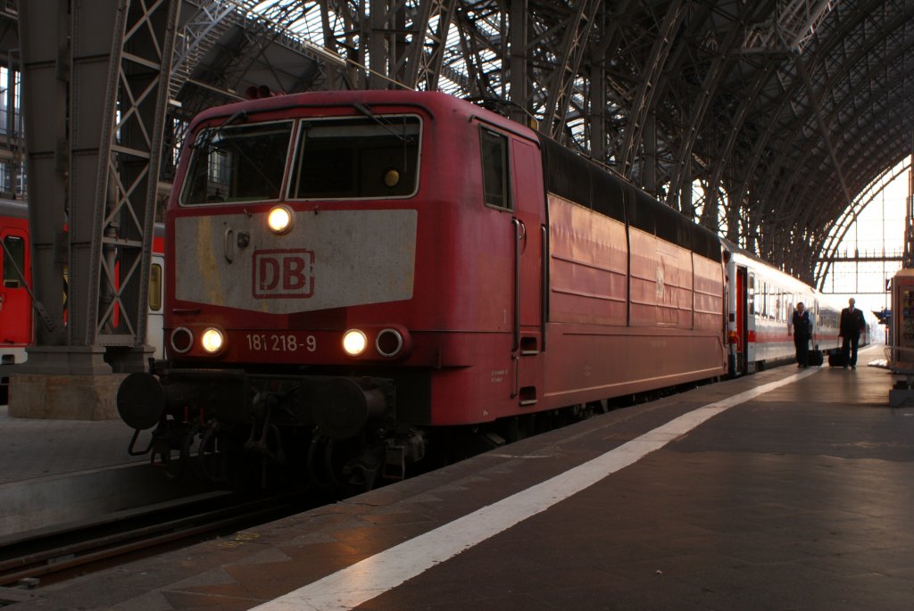 181 218-9 mit einem Intercity in Frankfurt am Main Hauptbahnhof am 12.08.2010
