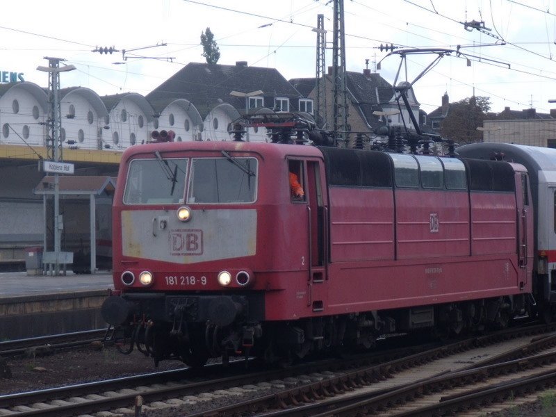 181 218 9 rangiert grad ihren IC nach Luxemburg in Koblenz Hbf zum Bahnsteig 8 