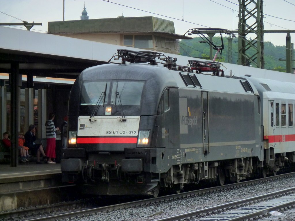 182 572 Bosporus Sprinter mit IC 1887 am 12.06.10 im Bahnhof Fulda