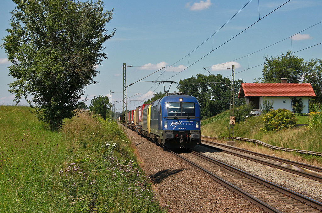 183 500 (BR 1216) von MGW-Service Kassel mit KLV-Zug auf der Fahrt von Mnchen in Richtung Rosenheim. Abgelichtet am 27.7.2011 bei Hilperting.  