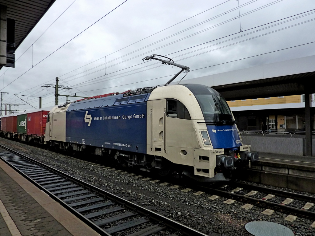183 704 mit Containerzug am 16.10.10 in Fulda