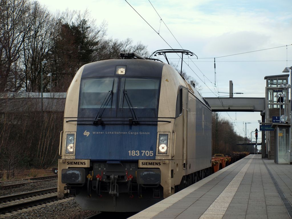 183 705 von der Wiener Lokalbahn GmbH fuhr mit einem Containerwagenleerpark durch den Tostedter Bahnhof am 12.2.