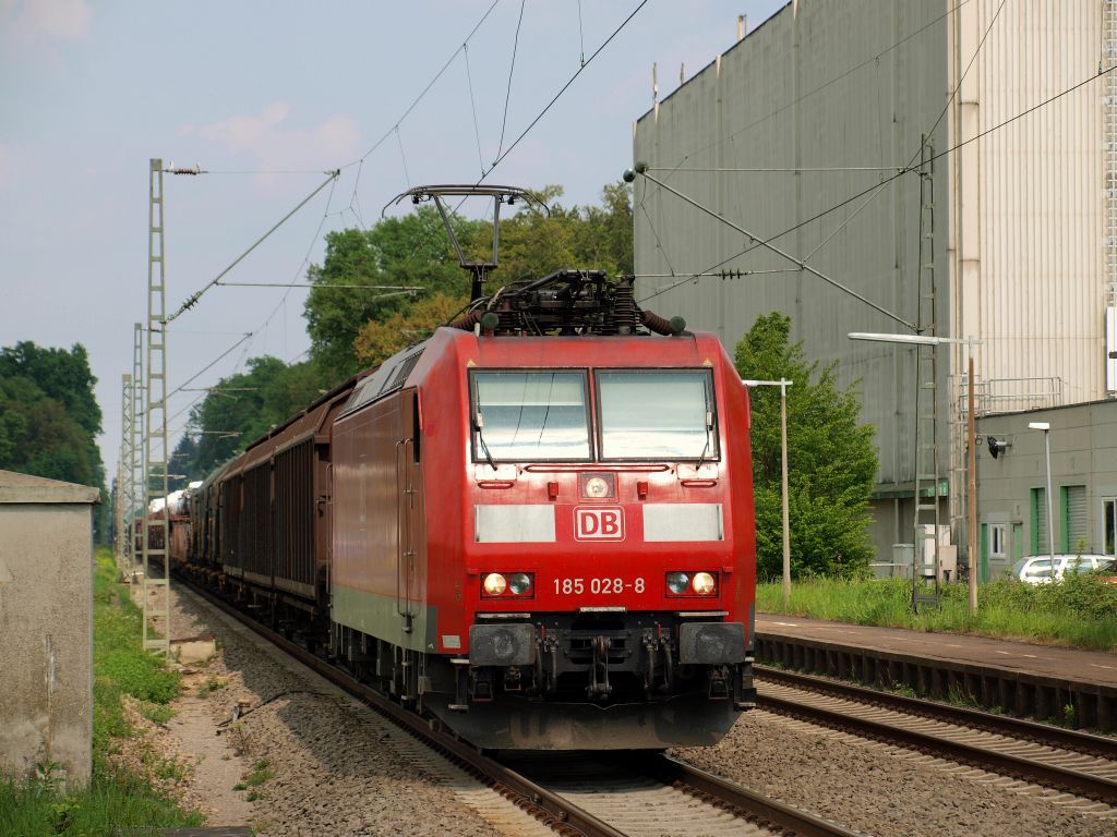 185 028-8 bremste den 45585 nach Basel SBB vor dem Halt zeigenden Signal ab in Forchheim bei Karlsruhe ab.