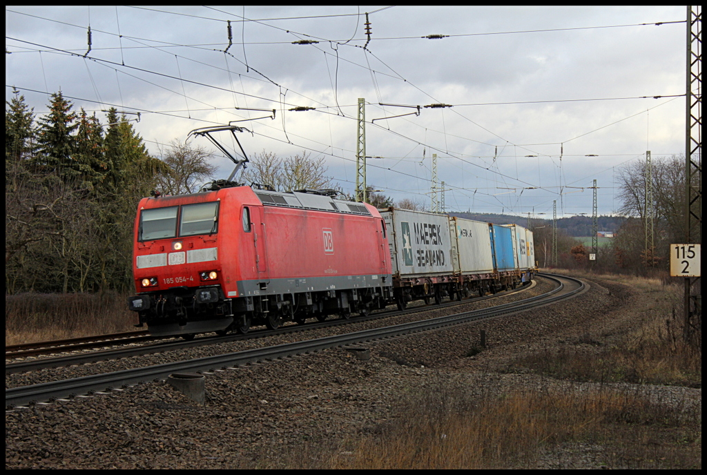 185 054 mit Containerzug am 30.12.12 in Gtzenhof