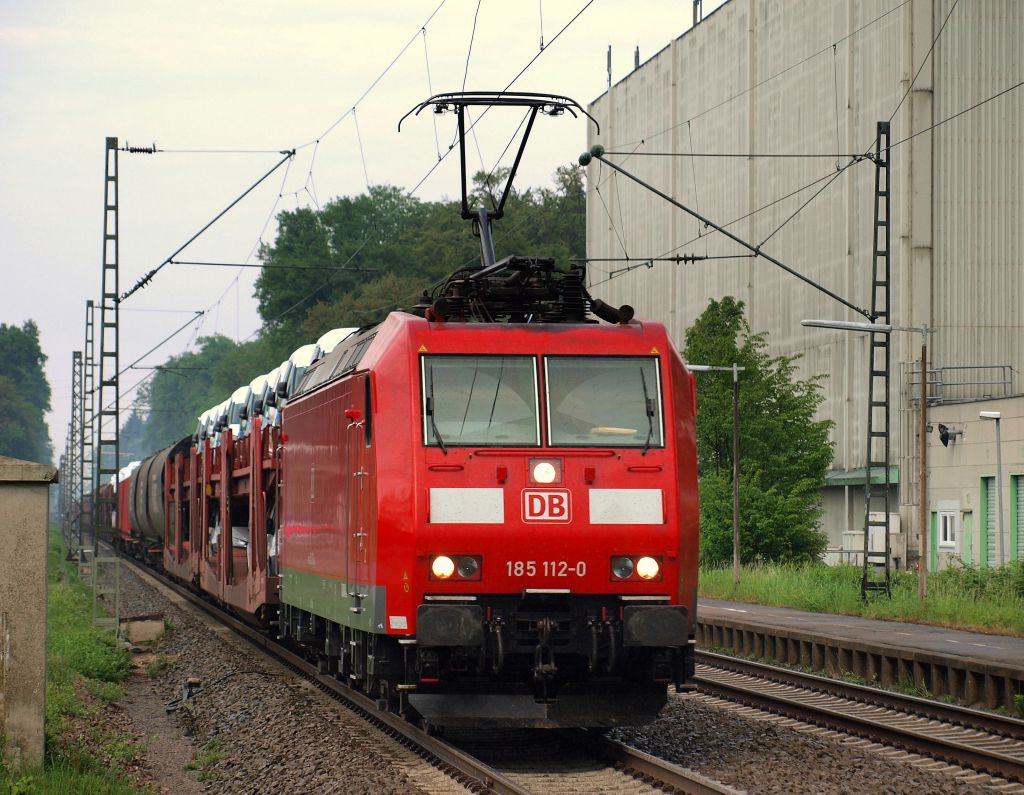 185 112-0 fuhr blitzeblank mit dem FE 45011 nach Chiasso durch Forchheim bei Karlsruhe am 26.4.11.