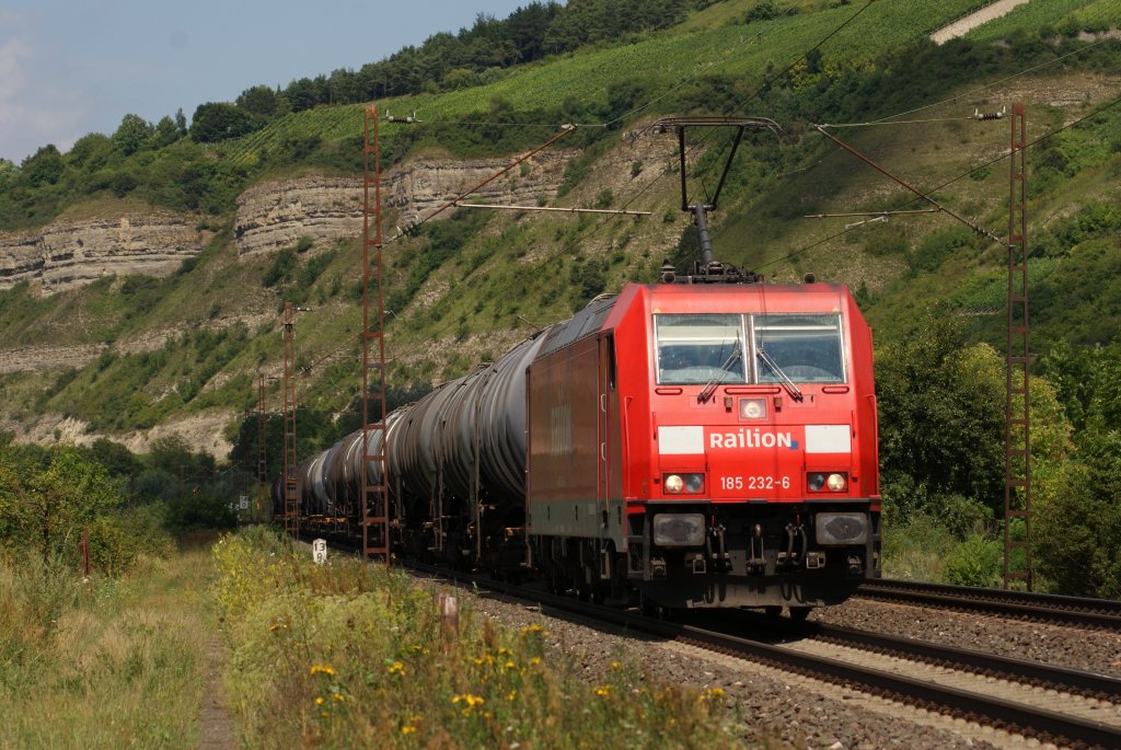 185 232-6 mit einem Kesselwagenzug bei der Durchfahrt durch Thngersheim am 31.07.2010