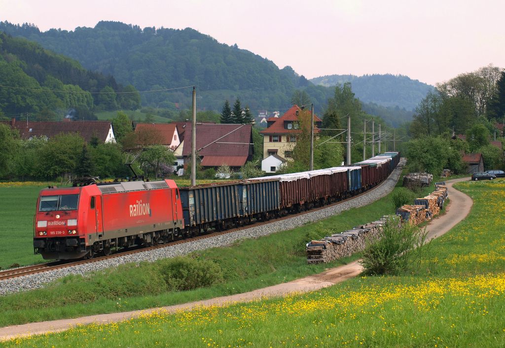 185 238-3 fuhr mit einem Schrottzug am 28.4.11 durch Schleiweiler in Richtung Stuttgart.