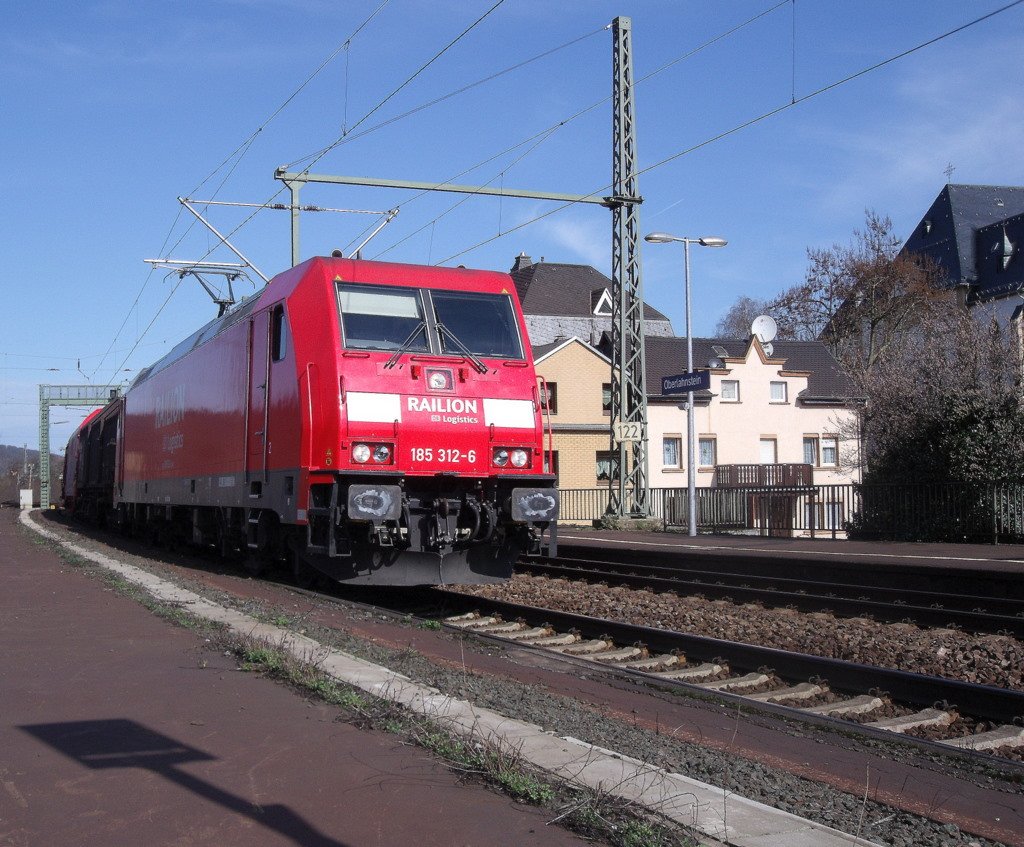 185 312 6 durchfhrt mit einem Gterzug den Bahnhof von Oberlahnstein am 30.03.2010
