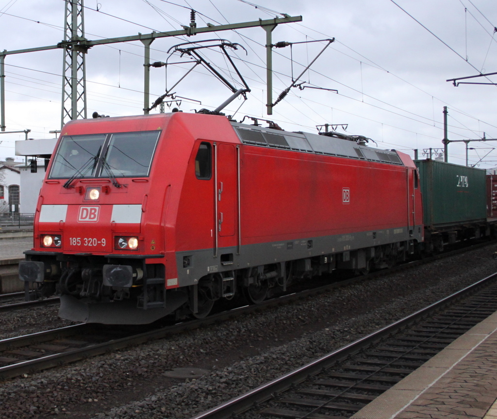 185 320-9 mit Containerzug am 05.02.11 in Fulda