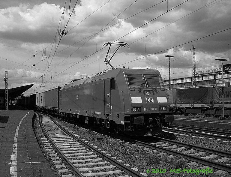 185 320 9 im Sommer 2009 in Neuwied , wie herrlich doch Schulfrei sein kann 
dannkann man einfach mal an den Bahnhof gehen ohne rger kriegen zu knnen :D