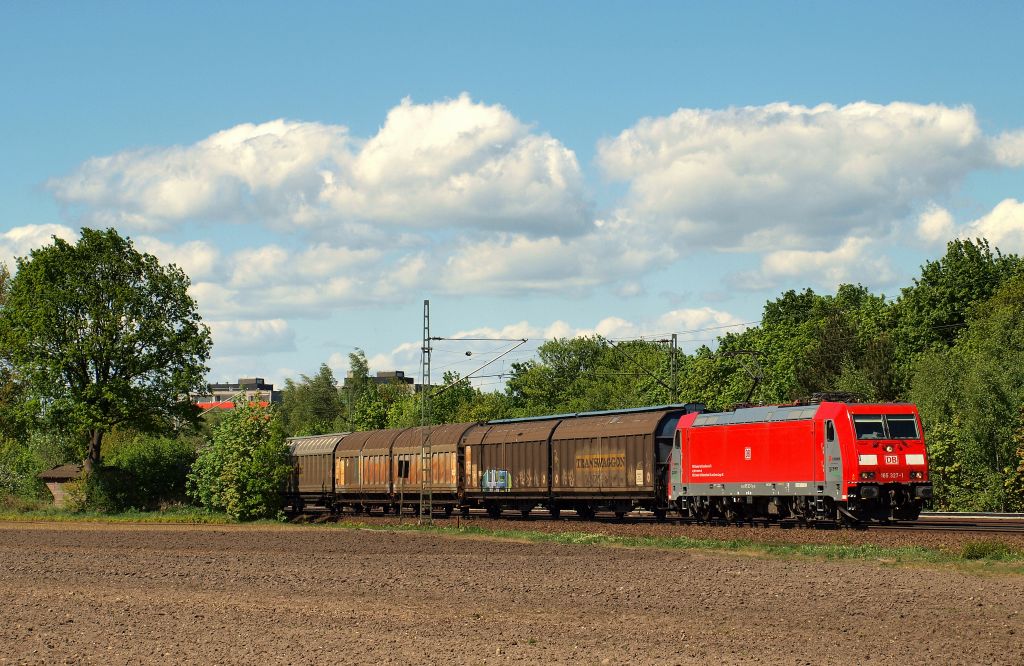 185 327-1 rollte mit einem Transwaggons-Zug durch Halstenbek am 1.5.11.