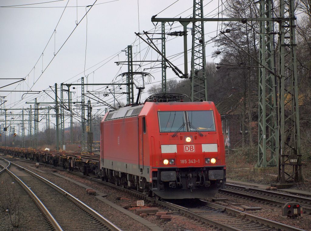 185 343-1 fuhr mit einem Containerwagen-Leerpark durch den Bahnhof Hamburg-Harburg am 15.1